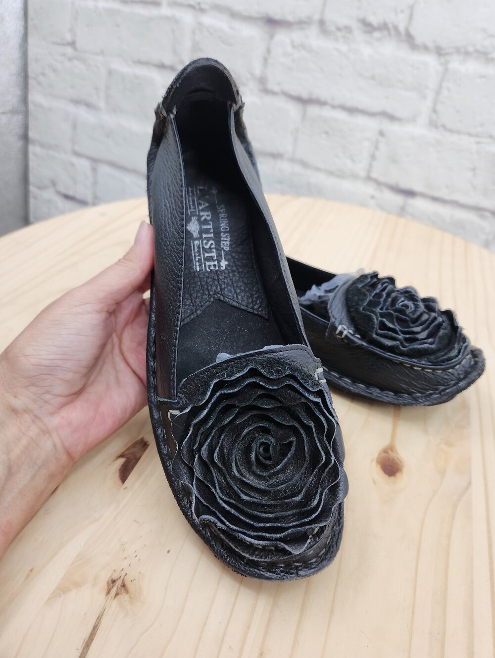 L’Artiste Dezi Leather Rose Flats US 7.5–8   Black Boho Artisan Floral Slip-On